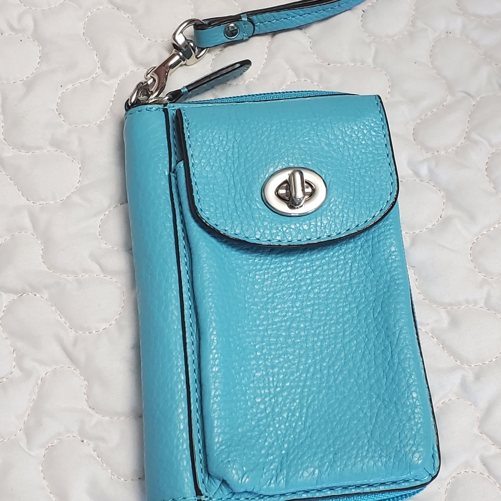 COACH small leather wristlet . - Picture 13 of 14